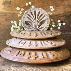 Wood rounded carving decor