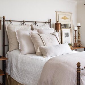 Cottage designed bedroom
