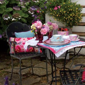 Outdoor floral tablesetting