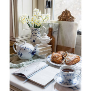 Crossaint and tea