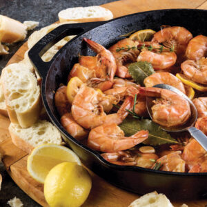 Shrimp in a cast iron with bread